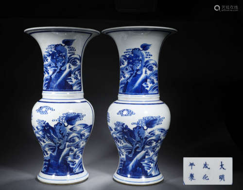 A PAIR OF BLUE-AND-WHITE GLAZE PORCELAIN FLOWER VASE