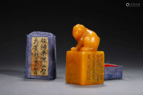 A TIAN HUANG STONE SEAL WITH INSCRIPTION