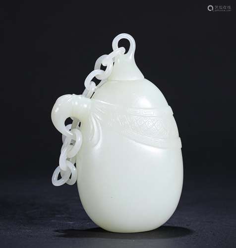 A QING DYNASTY HE TIAN JADE SNUFF BOTTLE