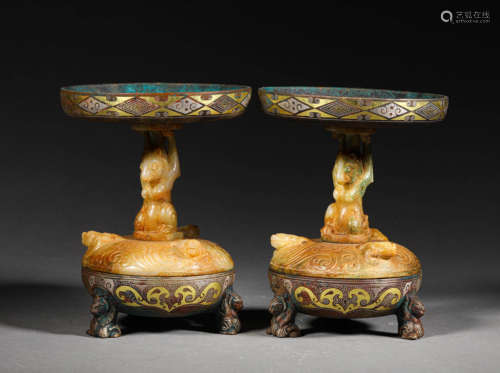 A PAIR OF WARRING STATES PERIOD GOLD INLAYING WHITE JADE BRO...