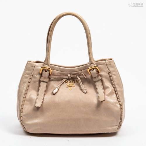 PRADA - SAC à main en cuir beige rosé, agrément en métal dor...