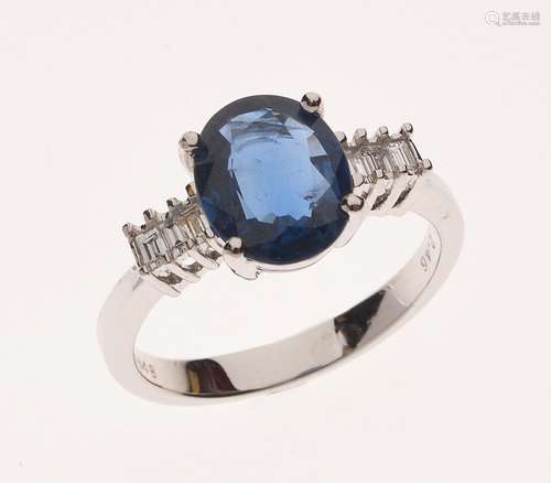 BAGUE en or gris 750/°° ornée d'un saphir ovale de 2.46 ct é...