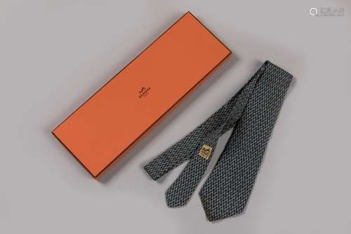 HERMES Paris -3 CRAVATES dont une bordeaux et deux bleue. sa...