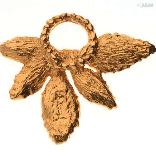 YVES SAINT LAURENT - PENDENTIF feuille en métal doré siglé a...