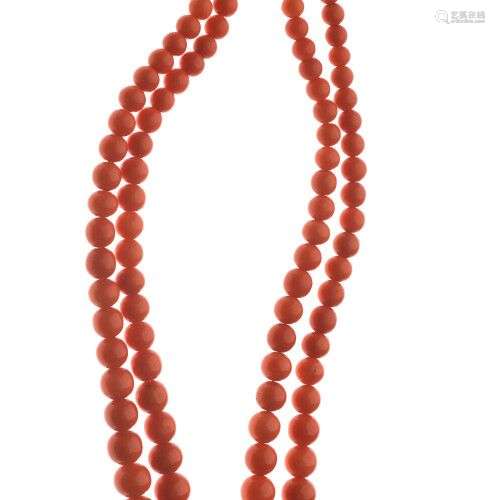 COLLIER formé d'un double rang de perles de corail en chute,...