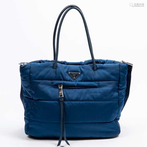 PRADA - SAC Cabas en nylon matelassé bleu, anses en cuir, ag...