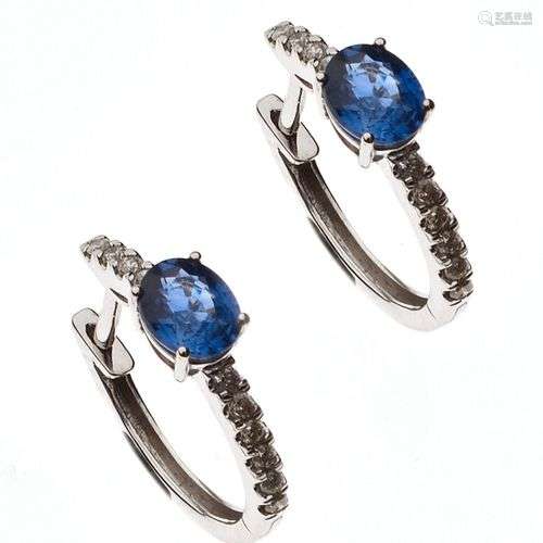 Paire de BOUCLES d'OREILLES en or gris 750/°, saphirs ovales...