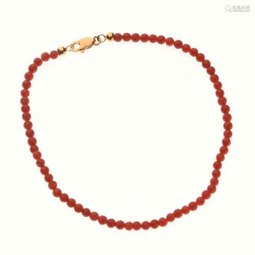 BRACELET de perles de corail, fermoir en or jaune 750/°°. L....