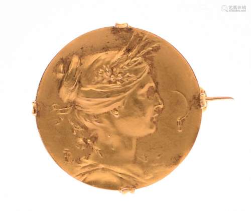 BROCHE en or jaune 750/°° à décor de Cérès de profil. D. 2 c...