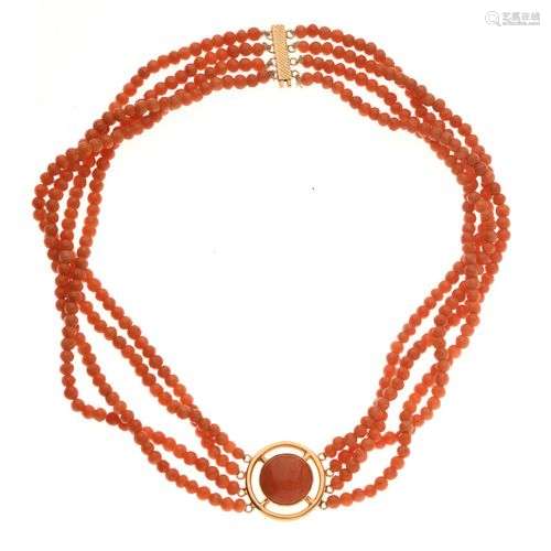 COLLIER de quatre rangs de perles de corail réunis par un mé...