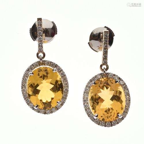 PAIRE DE PENDANTS D'OREILLES en or gris 750/°°, citrine oval...