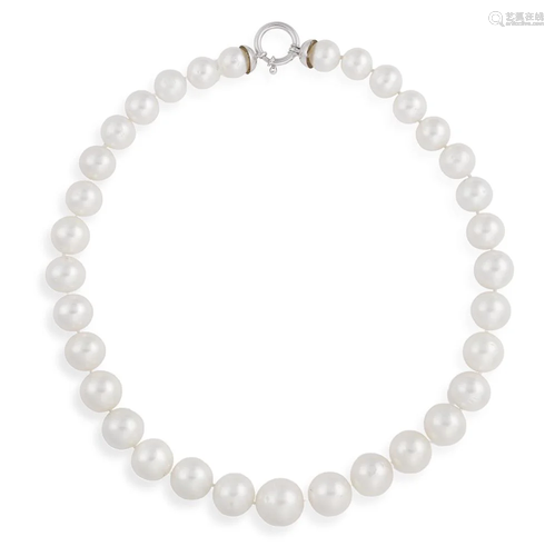 A CULTURED PEARL NECKLACE Composed of a single row of