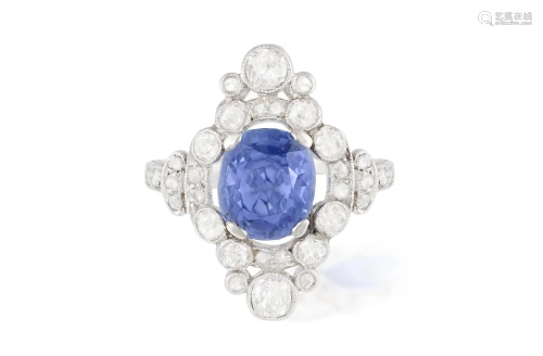 AN EARLY 20TH CENTURY SAPPHIRE AND DIAMOND DRESS RING