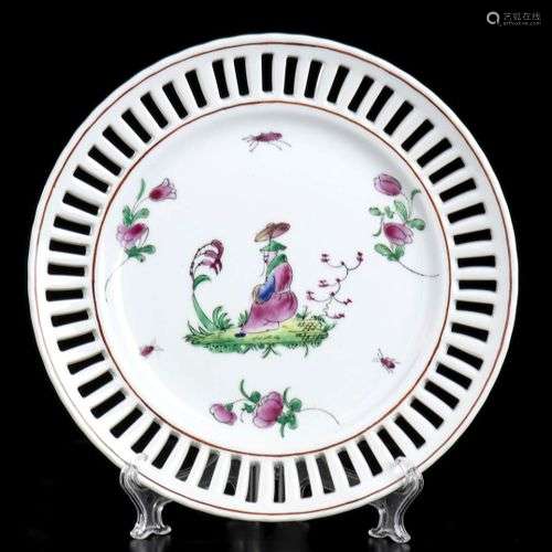 TRENTE-SEPT PLATS EN PORCELAINE PEINTUREEurope Le lot compre...