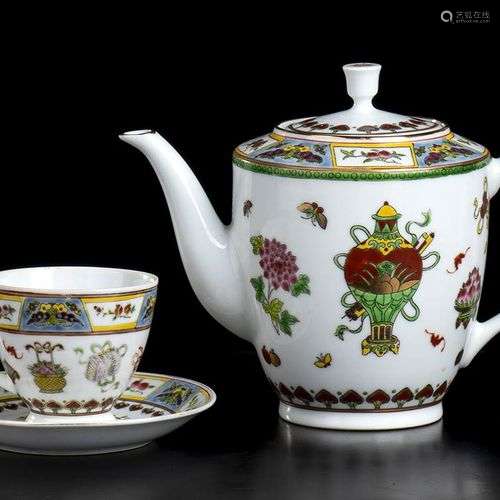 DIX CUVETTES ET UN TEAPOT EN PORCELAINE PEINTUREChine, secon...