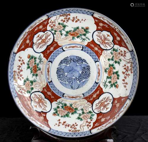 GRAND DISQUE EN PORCELAINE 'IMARI'Japon, période MeijiDécoré...