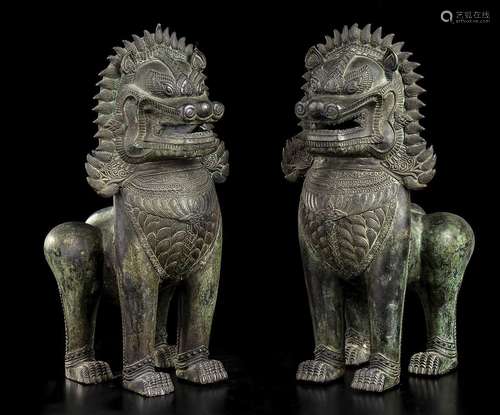 PAIRE DE LIONS BOUDDHISTES EN BRONZE DE STYLE KHMERCambodge,...