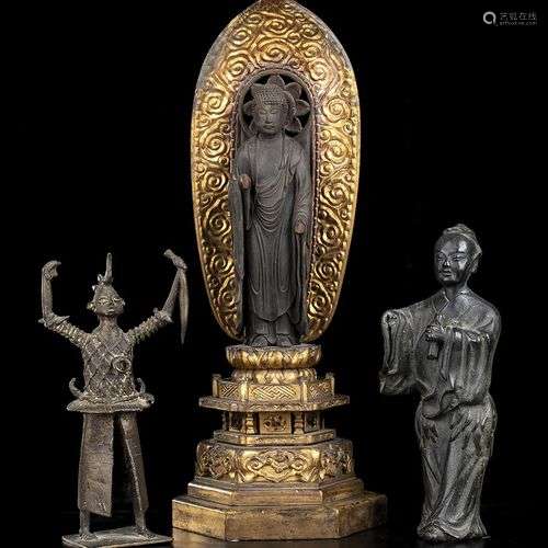 TROIS SCULPTURES EN BOIS ET BRONZEUn Bouddha Amida debout en...