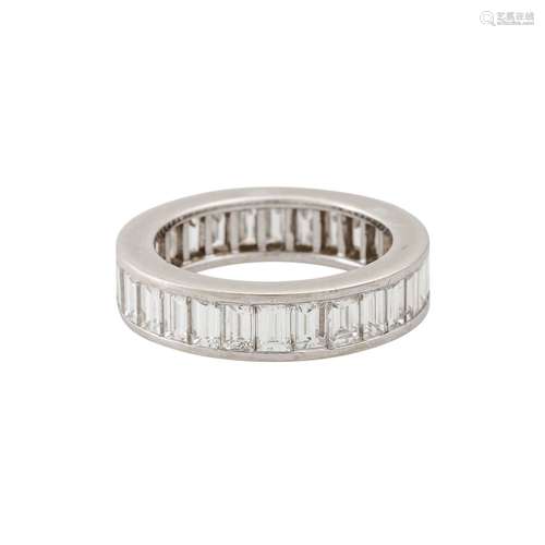 Ring rundum mit Diamanten im Baguetteschliff zus. ca. 4 ct,