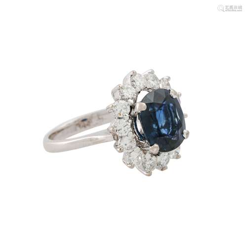 Ring mit Saphir ca. 3,2 ct, umrahmt von 14 Brillanten