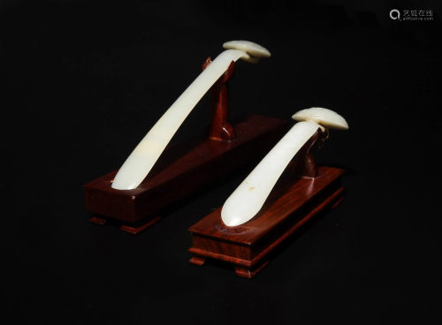 2 Chinese White Jade Hairpins with Stands, 19th Century十九世...