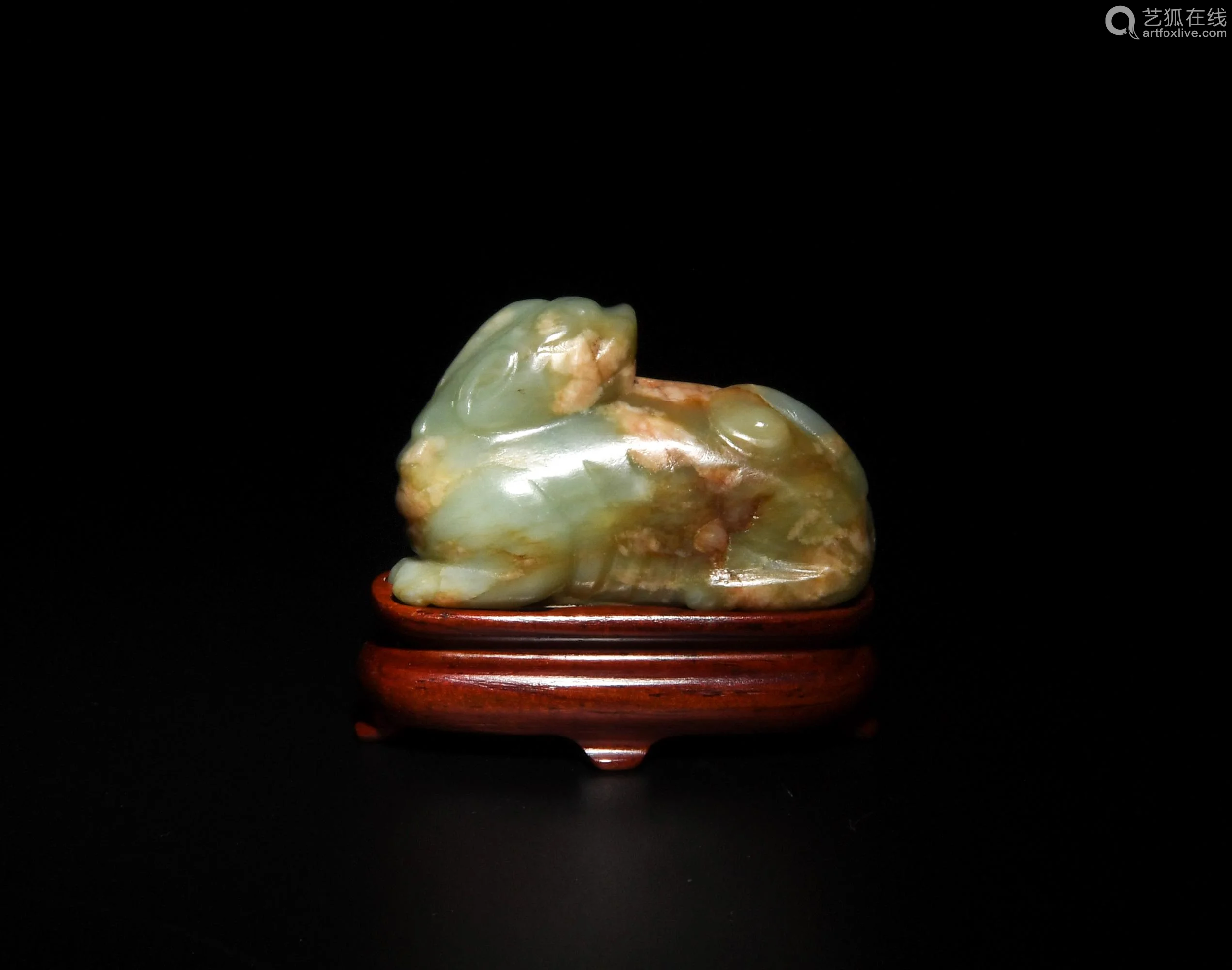 chinese jade beast with wood stand ming dynasty明代 玉雕瑞兽.