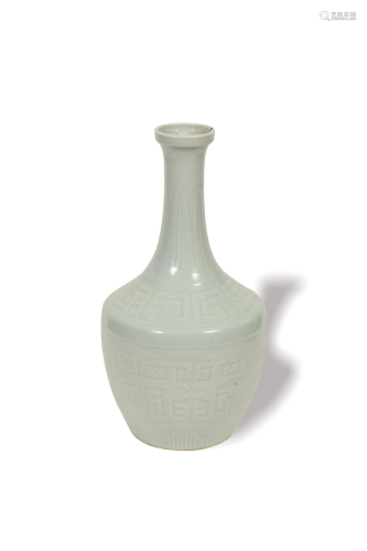 Chinese Celadon Glazed Incised Vase, 18th Century十八世纪 粉...