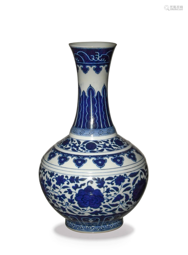 Chinese Blue and White Lotus Vase, 19th Century十九世纪 青花...