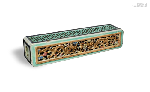 Chinese Famille Rose Incense Holder, 18/Early 19th十八世纪/十...