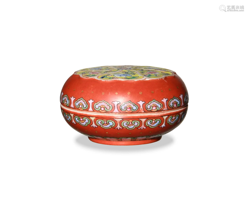 Chinese Coral Ground Famille Rose Box, 18/Early 19十八/十九世...