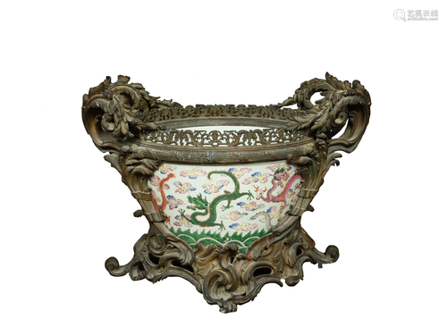 Chinese Porcelain Fish Bowl with Bronze Base, 18th十八世纪 粉...