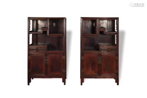 Pair of Chinese Hardwood Curio Cabinets, 19th Century十九世纪...