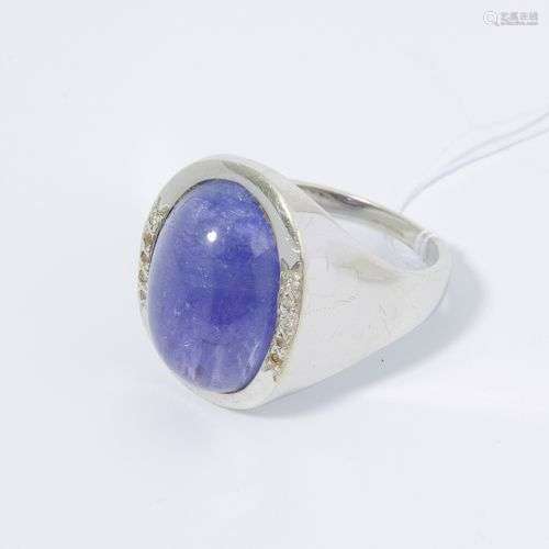 Tansanit-Cabochon-Ring