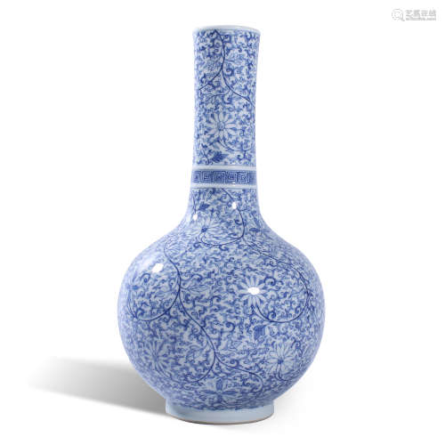 Qing Dynasty blue and white long neck bottle