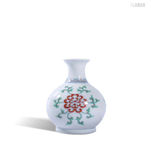 Small bottle with pastel flower pattern in Qing Dynasty