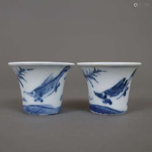 Deux tasses miniatures fantaisie de style chinois - en forme...