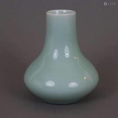 Petit vase bouteille - Chine, porcelaine à fine glaçure vert...