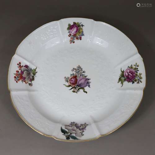 Assiette ronde avec fleurs gravées sur bois - Meissen, marqu...