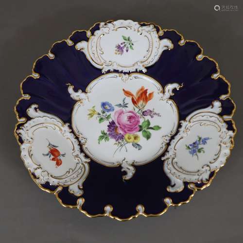 Une assiette d'apparat - Meissen, 1979, porcelaine, fond ble...