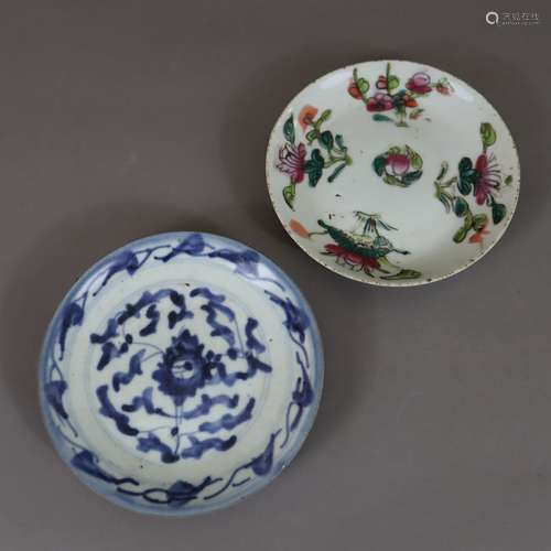 Deux petites assiettes - Chine, 1x décor en bleu sous glaçur...