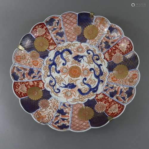 Assiette Imari - Japon, fin de la période Meiji, de forme ci...