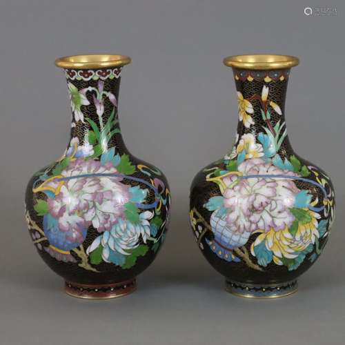 Paire de vases cloisonnés - Chine 20e s., corps bulbeux, épa...