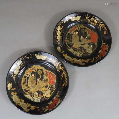 Deux petites assiettes en laque - Japon, forme plate moulée,...