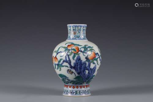 Bat pattern vase of doucai Xiantao in Qing Dynasty