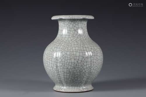 Coiling bottle of Ge kiln in Qing Dynasty