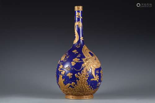 Blue glaze carved gall vase in Qing Dynasty