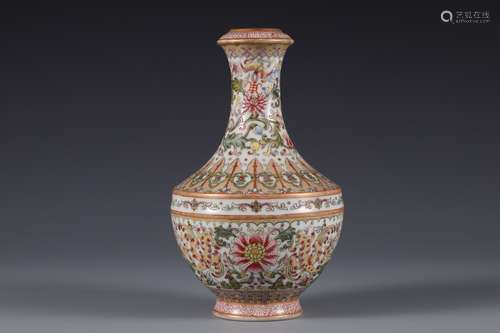 Pastel longevity bat pattern bottle in Qing Dynasty