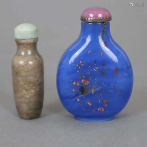 Deux tabatières - Chine, 1x verre bleu avec inclusions de po...