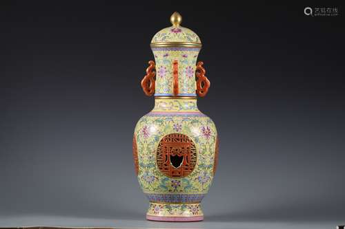 Hollow out bottle with pastel flower pattern in Qing Dynasty