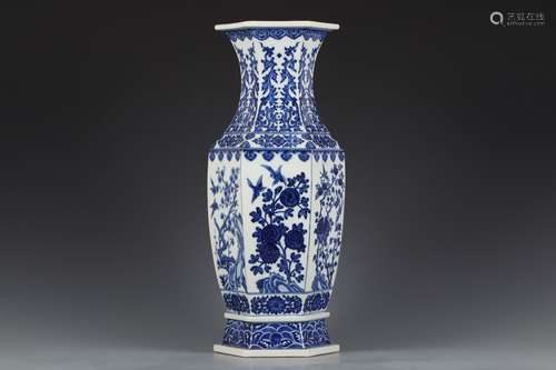 Qing Dynasty blue and white flower and bird pattern bottle